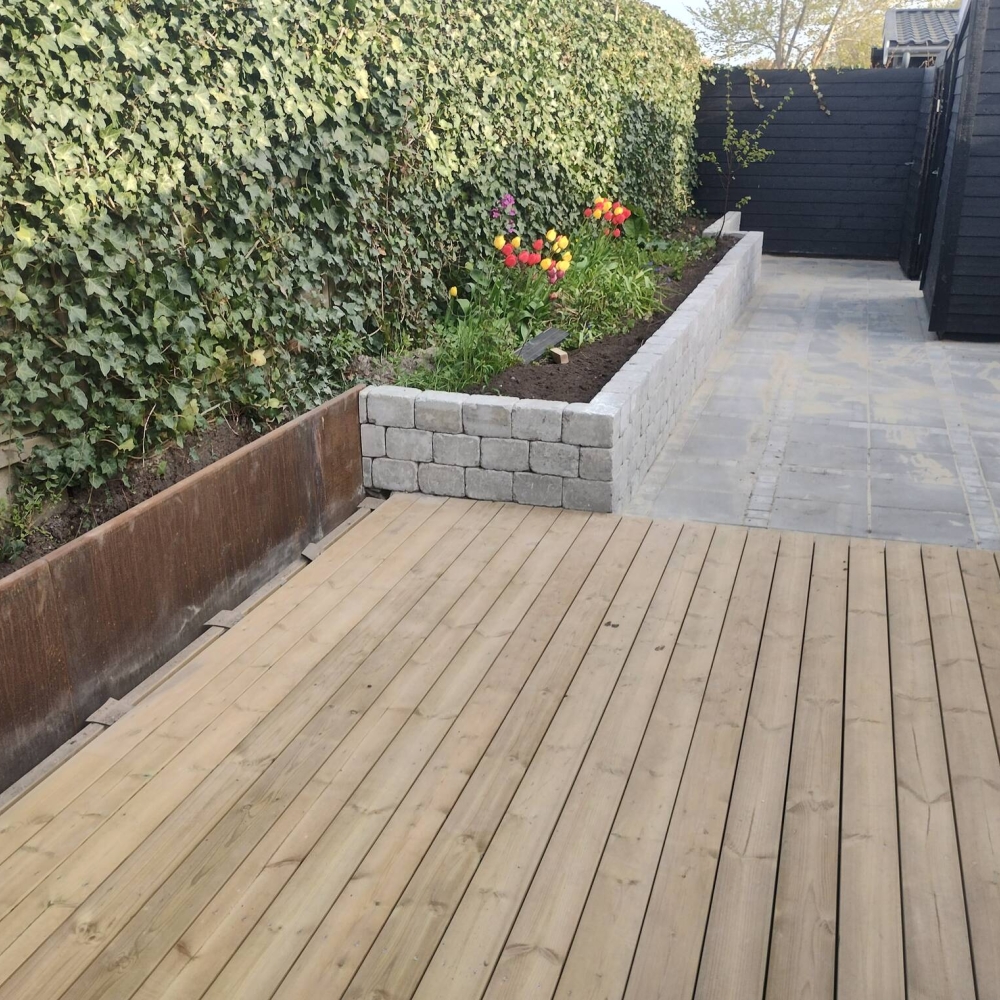 Flise og træterrasse