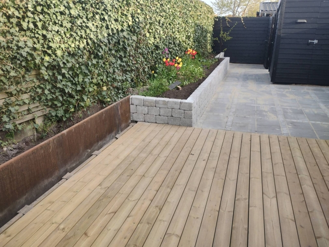 Flise og træterrasse