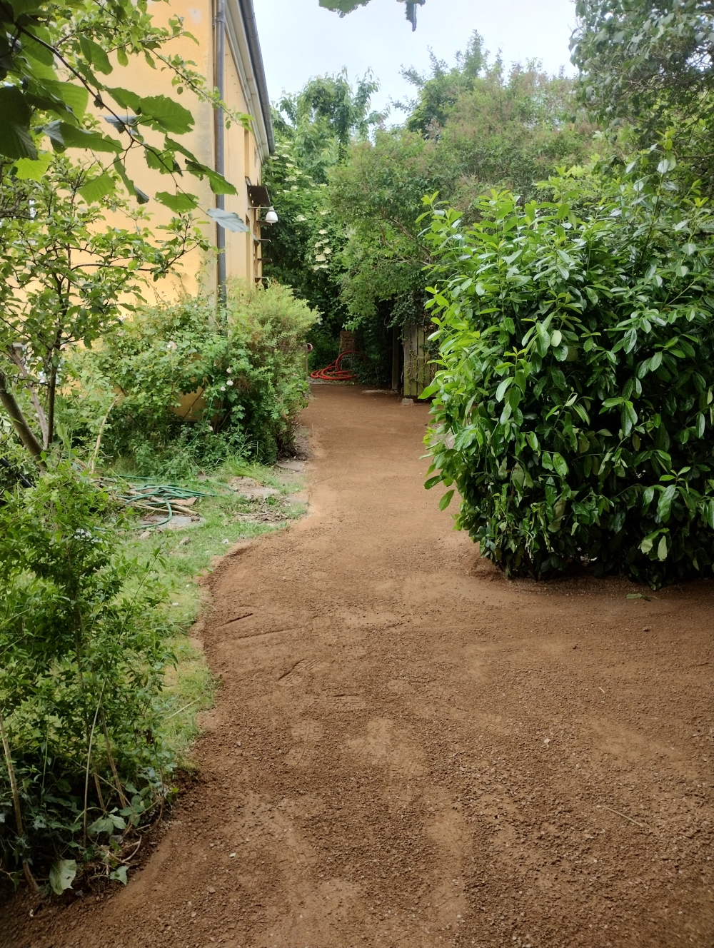 ny indkørsel med slotsgrus i brønshøj